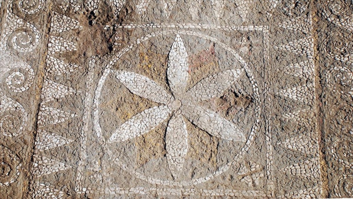 Assos Antik Kenti’nde 2 bin 200 yıllık mozaik ve 1800 yıllık anıt mezar bulundu