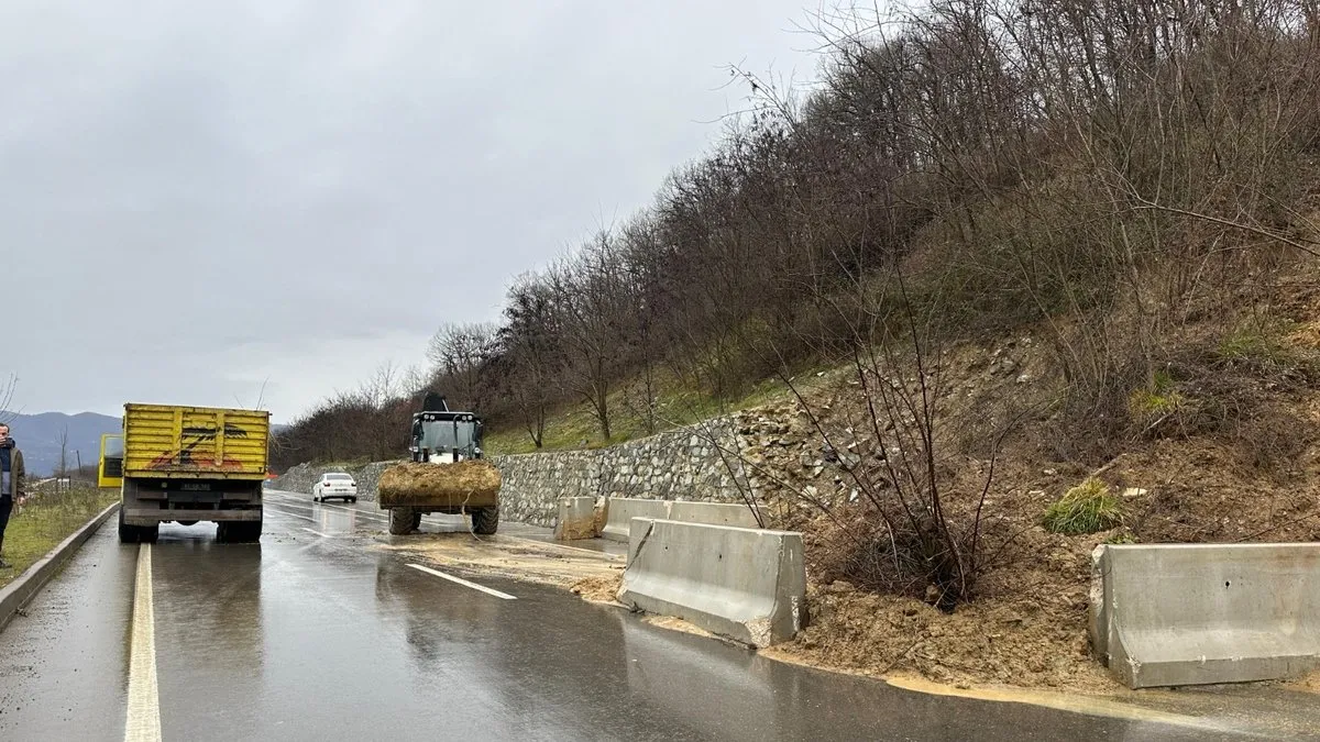 Düzce’nin Gölyaka ilçesinde heyelan meydana geldi