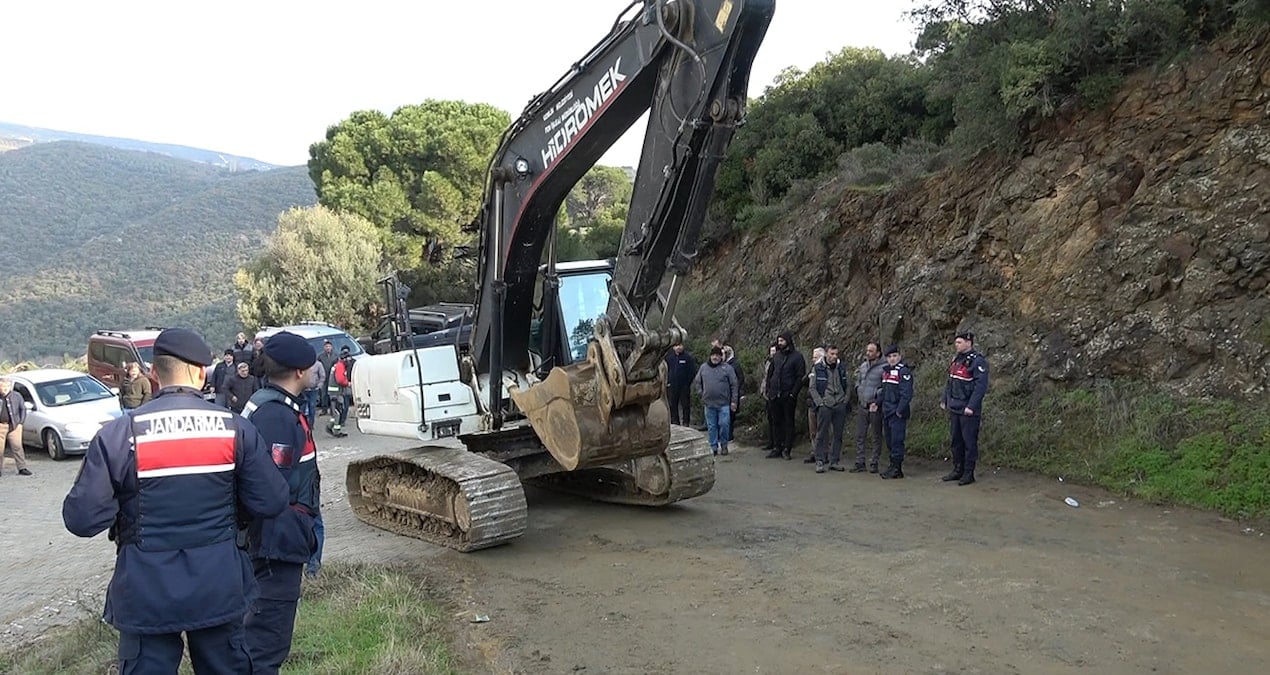 İş makinesi çamura takıldı: Kaçak konteynerlerin yıkımı ertelendi