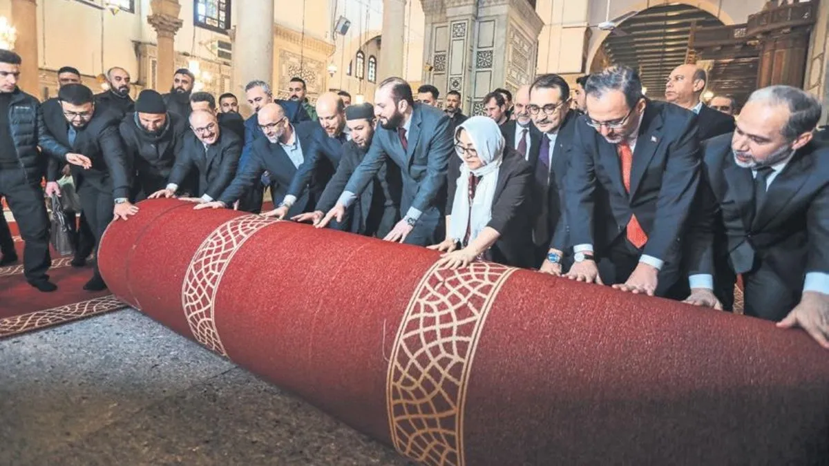 Emevi Camii’nin halılarını Bilal Erdoğan serdi